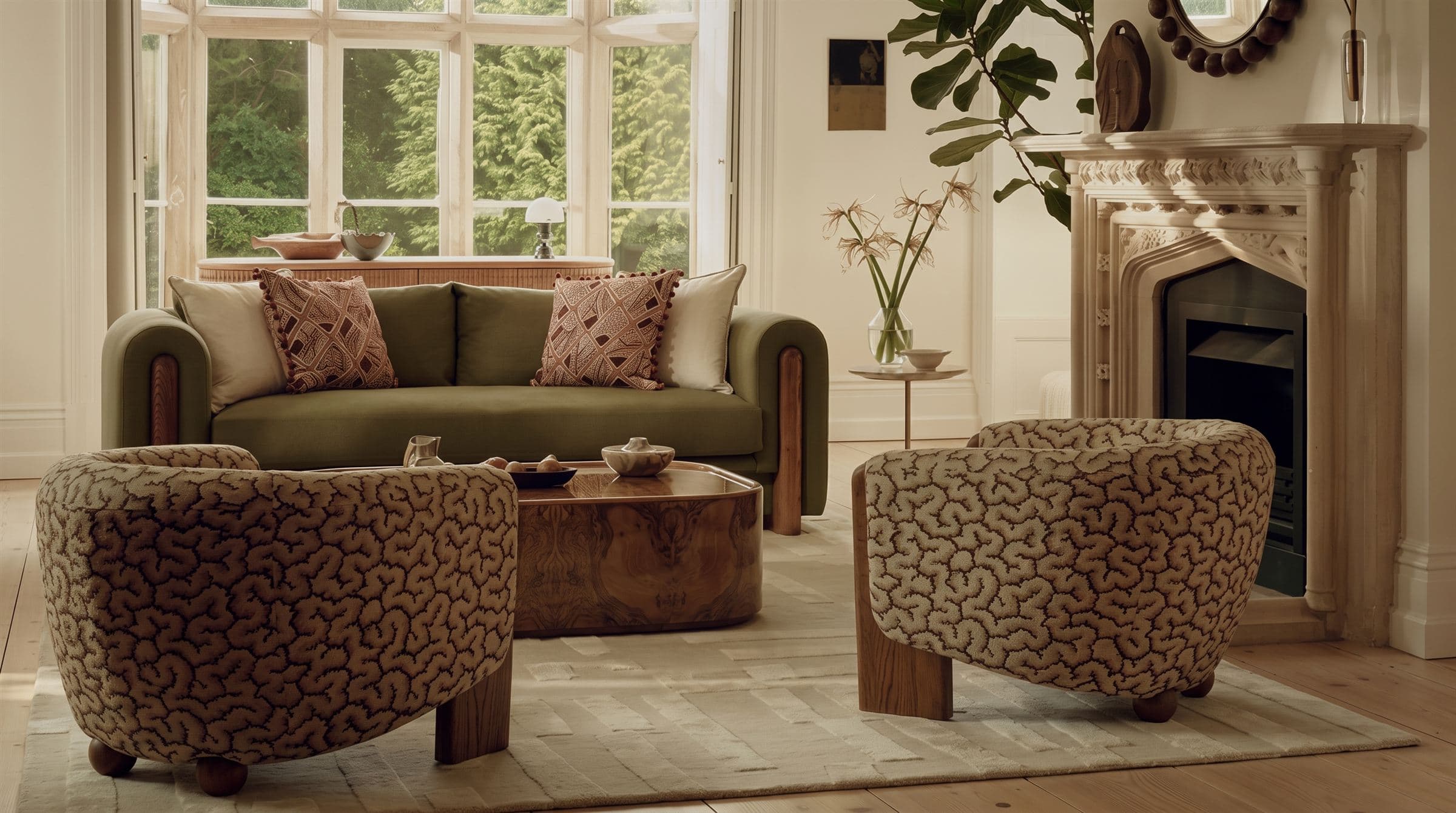 Sala com sofá verde-oliva e mesa de raiz