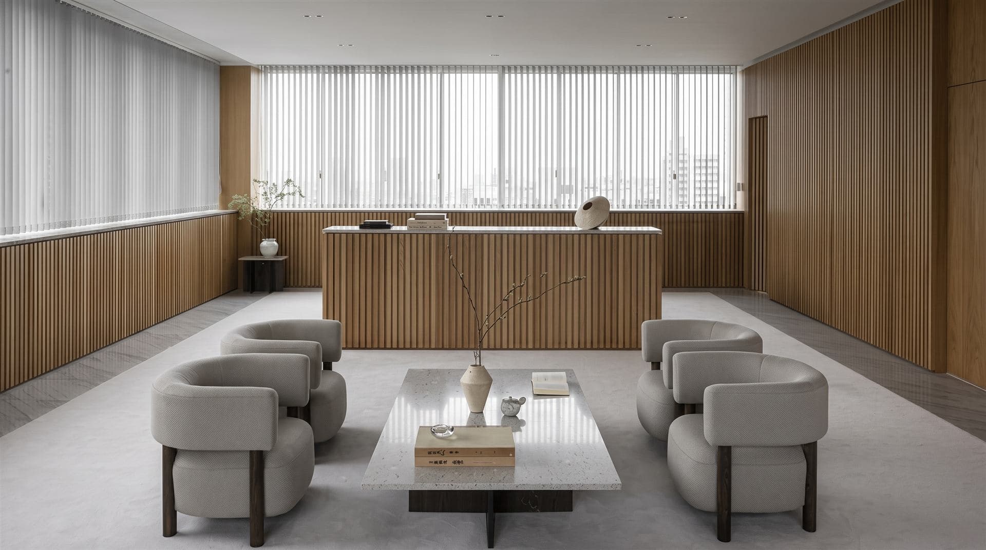 Lounge com poltronas curvas em bouclé