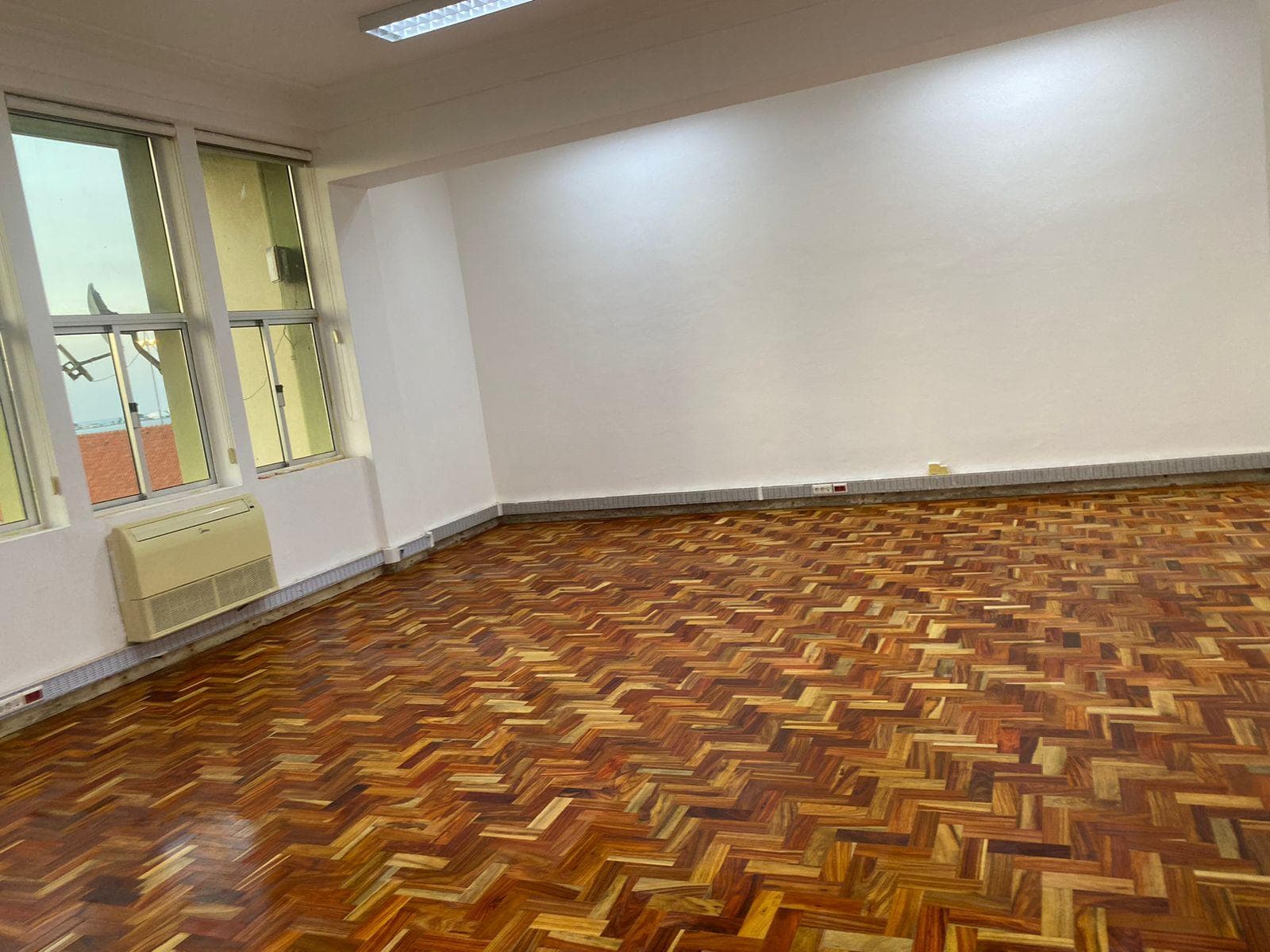 Pavimento em Parquet de Madeira Maciça –  Herringbone. 1