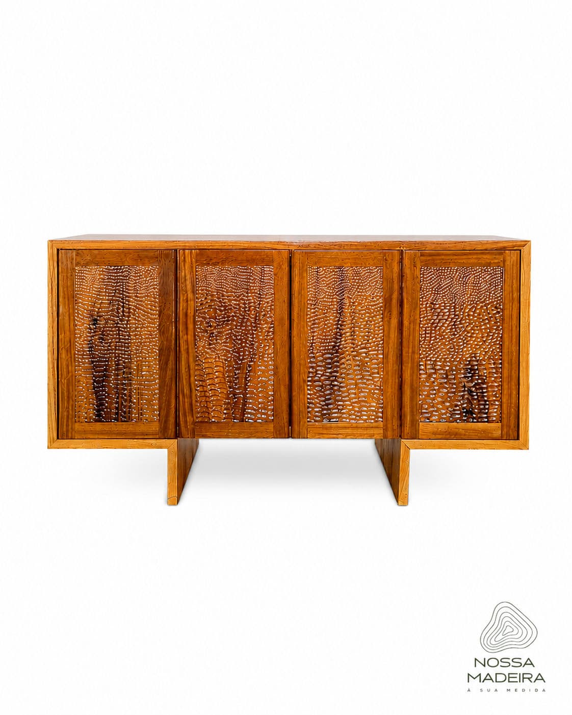 Sala com sofá verde-oliva e mesa de raiz